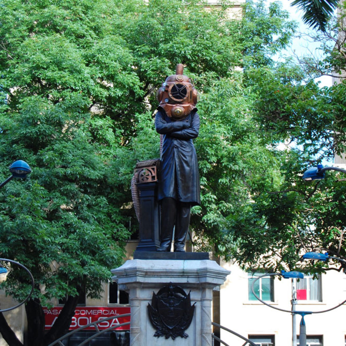 a escultura de Pedro Justo Berrío ubicada en el Parque que lleva el mismo nombre del personaje ilustre en Medellín, intervenida con objetos Steampunk en 2015.
