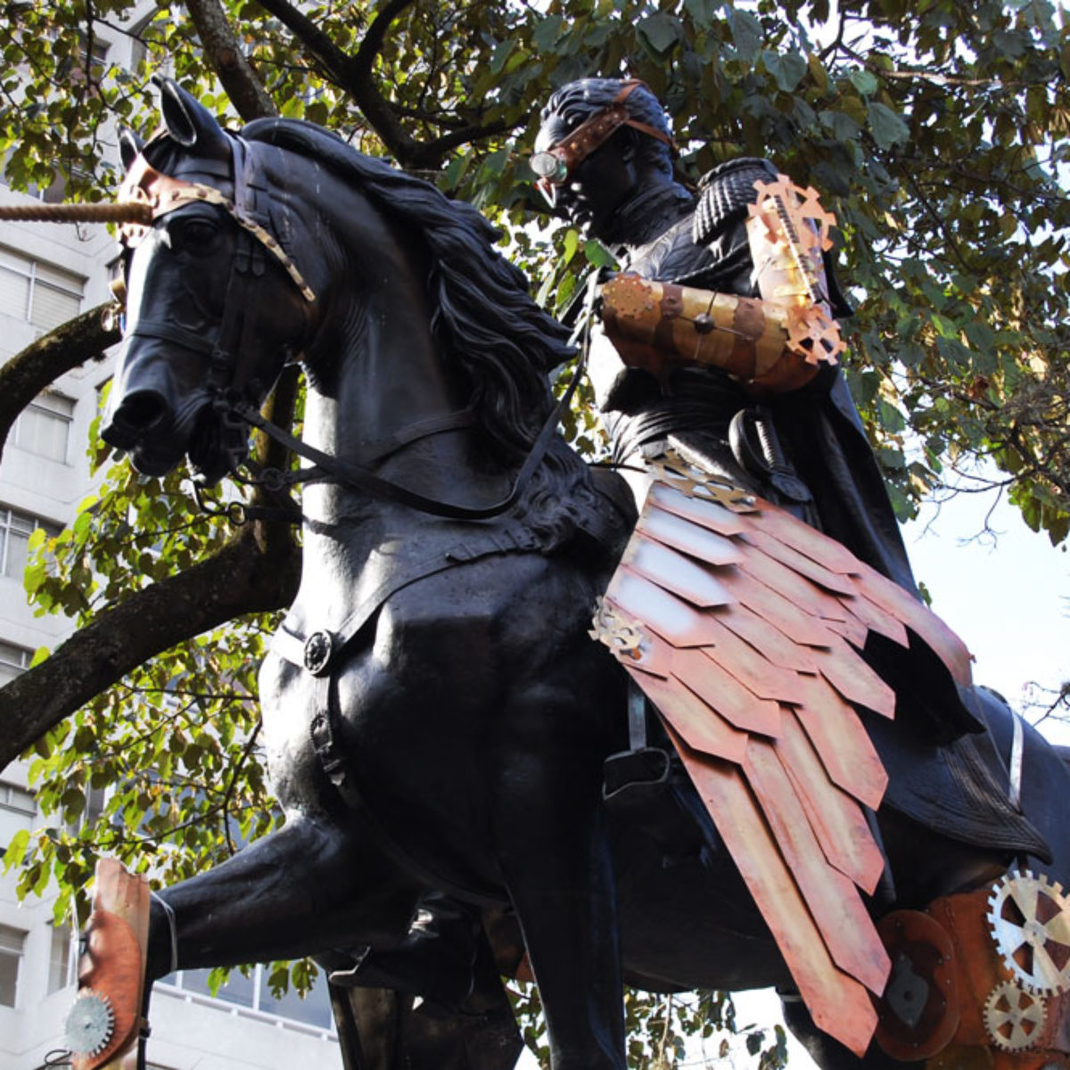 La escultura de Bolívar ubicada en el Parque que lleva el mismo nombre del personaje ilustre en Medellín, intervenida con objetos Steampunk en 2015.