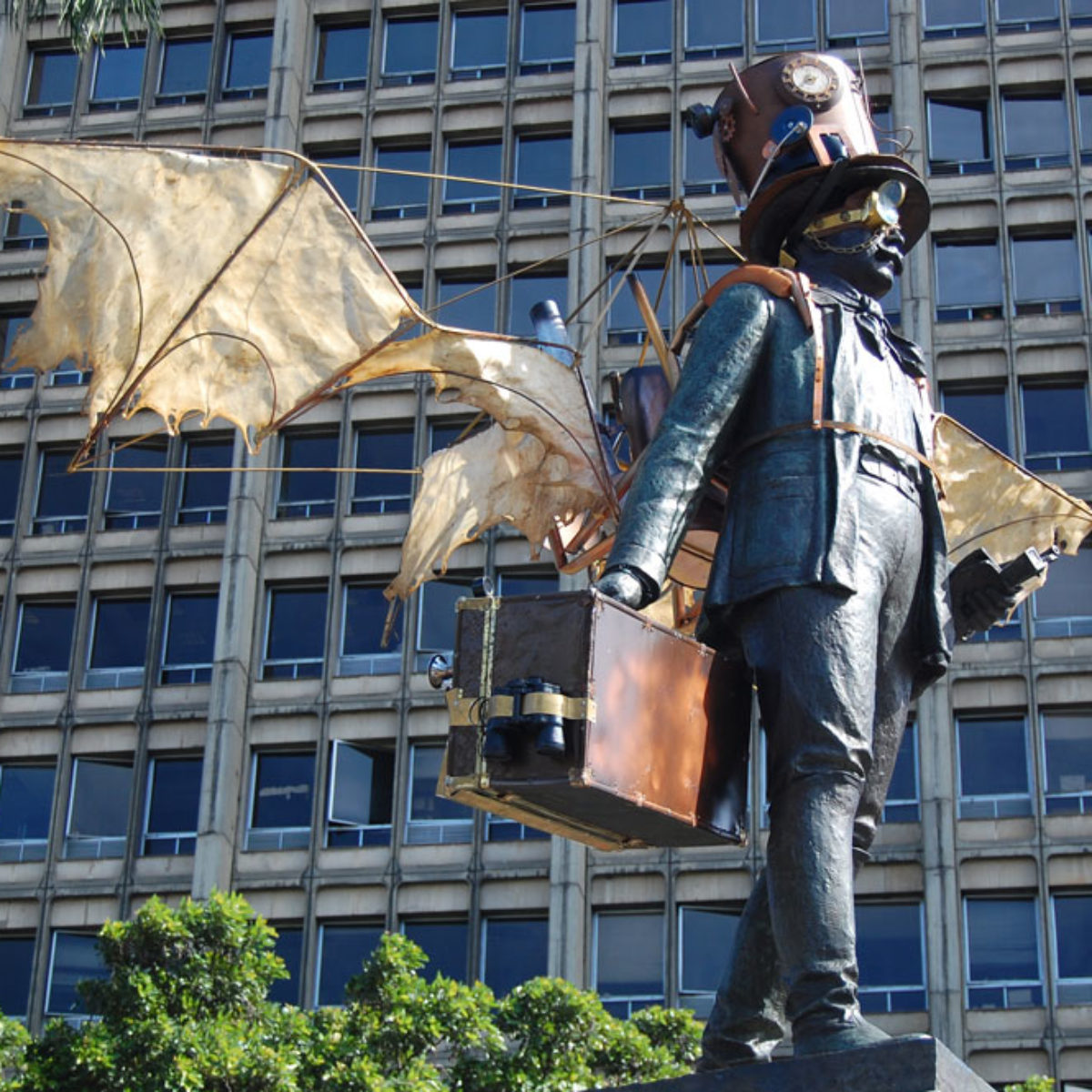 La escultura de Cisneros ubicada en la sede de la Fundación Ferrocarril de Antioquia en Medellín, intervenida con objetos Steampunk en 2015.
