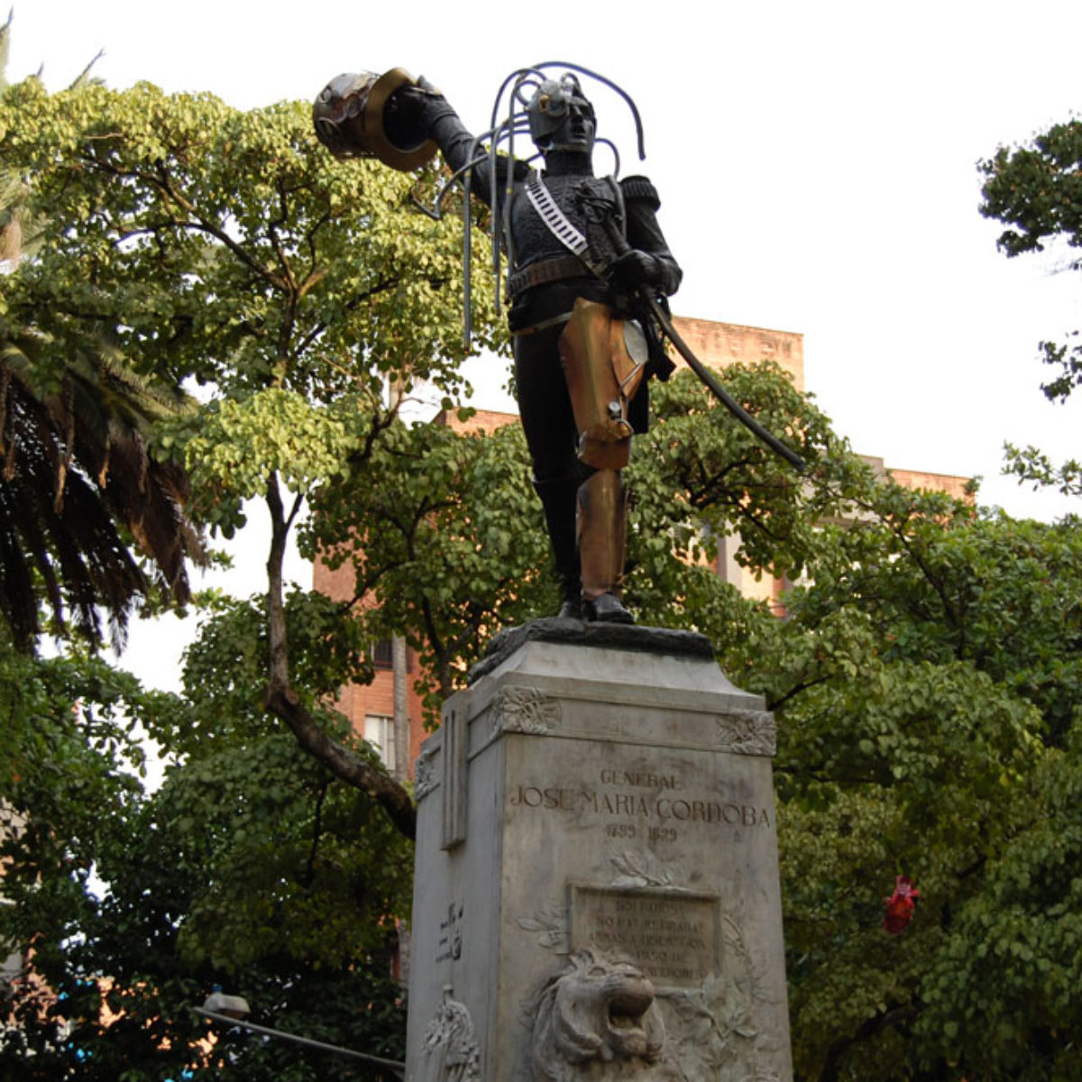 La escultura de Córdova está ubicada en el Parque de Boston en Medellín, intervenida con objetos Steampunk en 2015.