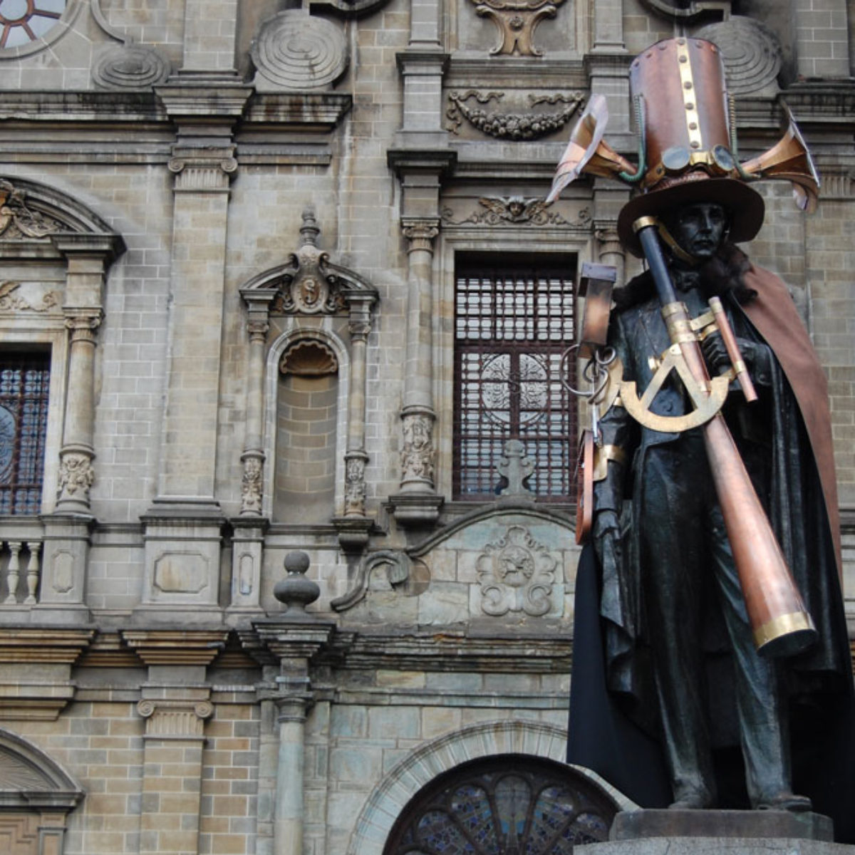 La escultura de Santander ubicada en la Plazuela San Ignacio en Medellín, intervenida con objetos Steampunk en 2015.